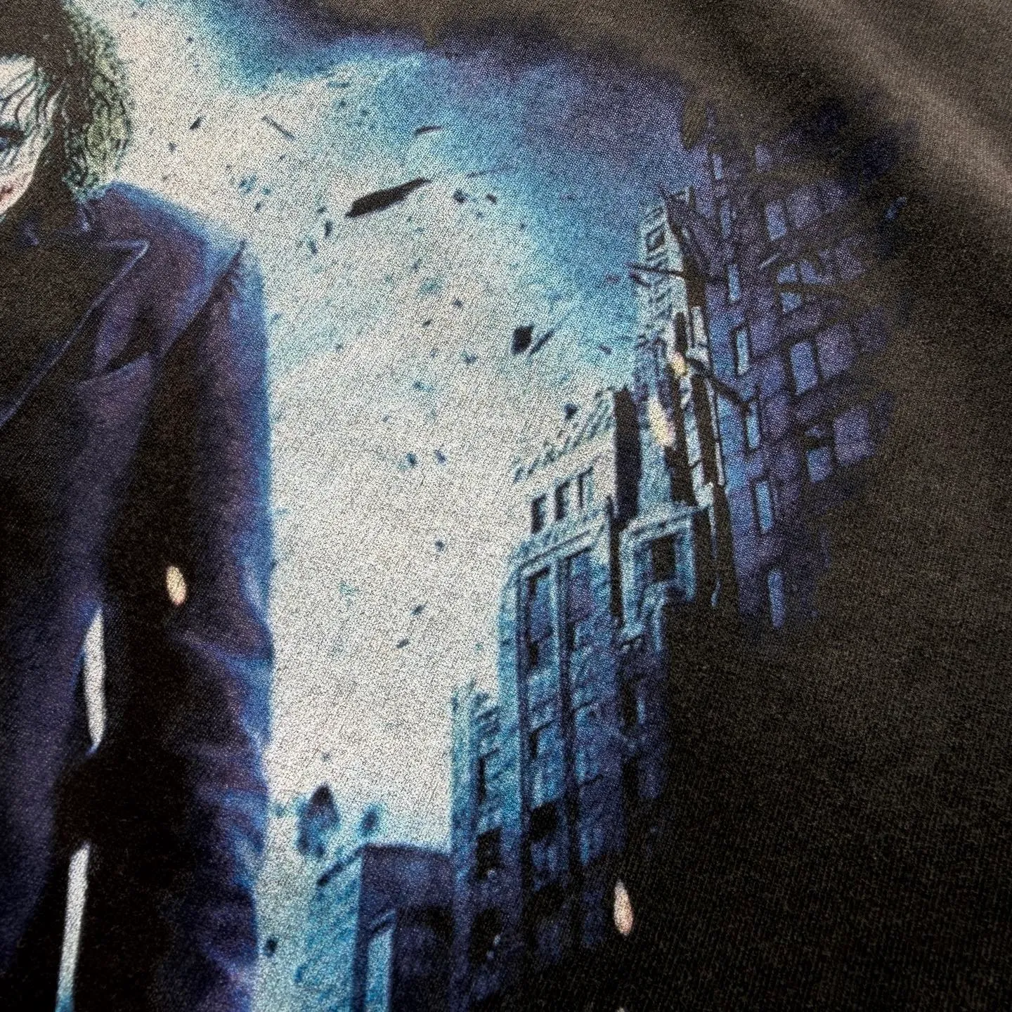 P138 # CTS-113 [Same as Lu Han] Saint "Batman The Dark Knight Joker" limited edition. 260g heavyweight pure cotton fabric after washing. White ink direct-jet printing. Retro single-stitch heaven and earth needle crafts + heavy-duty spray wash + hand damage. Size: S M L XL. If Batman represents justice, Joker is the ultimate evil. Most criminals can always find legitimate reasons for doing bad things, for revenge, for power, for wealth... For Joker, these reasons are tantamount to degrading him. He believes that the city lacks a "classy criminal" like him.   Joker challenges human nature and spurns justice. In his view, any morality, rules, and goodness can be destroyed, and only a "little push" can make people who claim to be righteous follow his path.  “Everyone has the ability to do evil, but everyone also has the ability to do good.” “True heroism is to still love life after recognizing the essence of life.” Customized 260g gram weight 100% cotton special washed fabric that is consistent with the original. With the blessing of imitation sun-drying, heavy sandblasting and fading + edge grinding + Assute fermentation and washing, the cotton feel on the surface of the fabric is well presented. Both the texture and feel are ceiling level. After the ready-made garments undergo a series of heavy washing and distressing processes, the retro and high-end sense of the entire garment is directly to the top. The garment making process of the entire garment adopts Saint The most common and complex single-needle sewing process (commonly known as single-thread heaven and earth stitch) among vintage vintage brands such as Michael